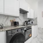 Chic 1-Bed Flat In The Heart Of Soho Wardour Street 1Wd